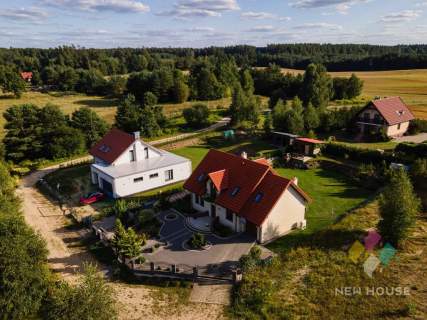 Komfortowy fotowoltaika pompa ciepła, las, rzeka