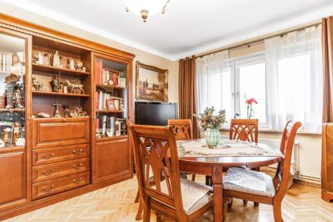 Centrum 3 pokoje, balkon, piwnica, 2 garaże