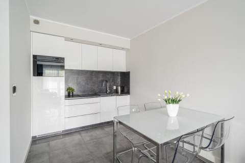 Wyposażony apartament z dużym balkonem miejsce postojowe w garażu