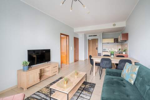 Ustawny, funkcjonalny apartament z dużym balkonem w pełni w