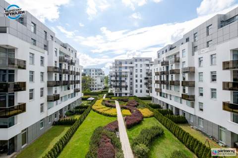 Apartament z widokiem na las, komórka i hala gar.