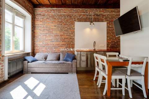 Dwupokojowy apartament z historycznym charakterem