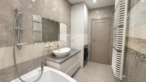 Mieszkanie 98,5 m2 3/4 pokoje Balkon 2 piwnice 