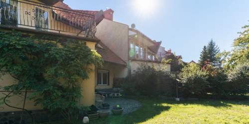Dom 298 m z ogrodem i niezależną pracownią.