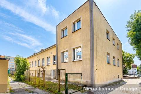 Budynek biurowy na dużej działce