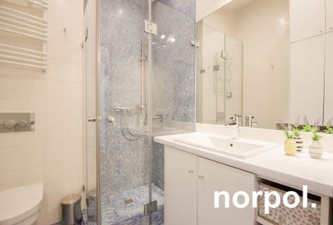 Przestronny apartament z osobną sypialnią i balkonem w centrum...
