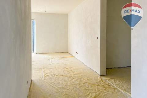 Dom 102 m parteru 43 m poddasza PKP 1 km gm. Błonie