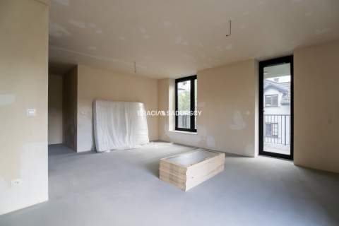 Nowoczesny jasny apartament w otoczeniu zieleni