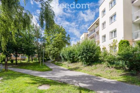 2-pokoje z dużym balkonem, piwnicą m. postojowe