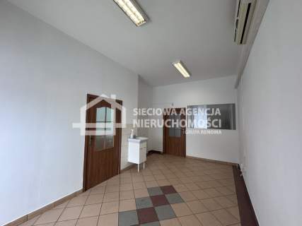 Lokal w centrum Rumi z witryną na parterze