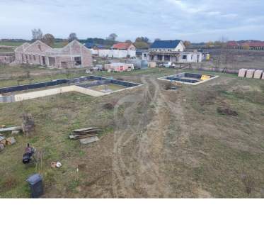 Działka z fundamentami oraz domkiem letniskowym