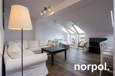 Przestronny apartament z osobną sypialnią i balkonem w centrum...
