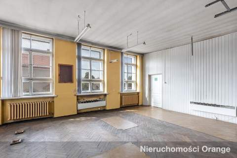 Duży budynek biurowy w centrum miejscowości