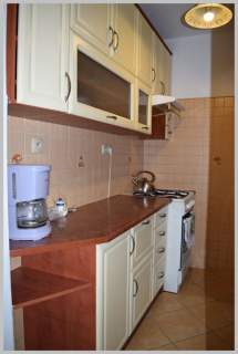 Trzecie piętro w niskim bloku, duży balkon.