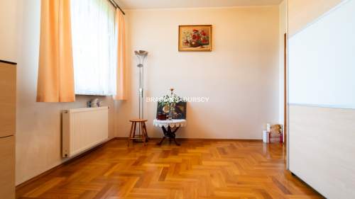 Dom wolnostojący, na 11 arowej działce.