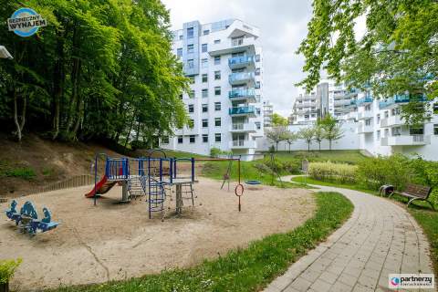 Apartament z widokiem na las, komórka i hala gar.