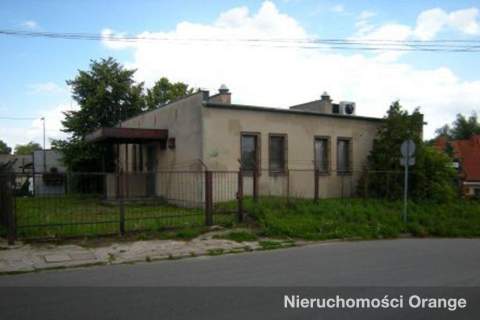 Działka z budynkiem technicznym.
