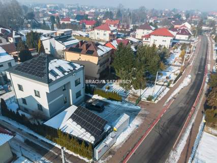 Budynek z 6 niezależnymi apartamentami.
