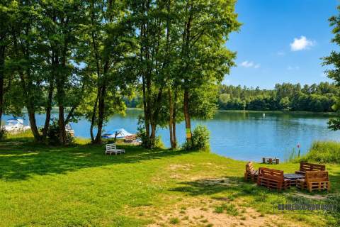 Budowlane nad jeziorem. Prąd, wodociąg, plaża.