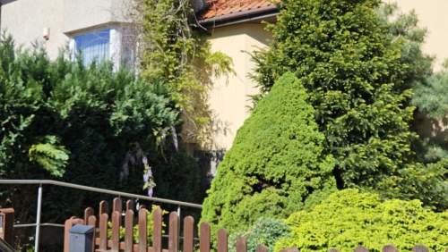 Dom 298 m z ogrodem i niezależną pracownią.