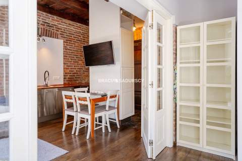 Dwupokojowy apartament z historycznym charakterem
