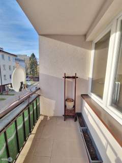 2 pokoje z balkonem na 1 piętrze piwnica,strych