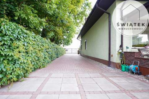 Przestronny dom z pięknym ogrodem i dużą działką