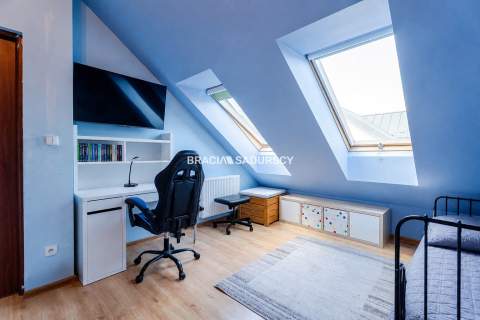 2-pok, 48 m ok. 60 m po podłodze , balkon