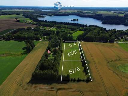 Uzbrojone działki przy plaży z pomostem.