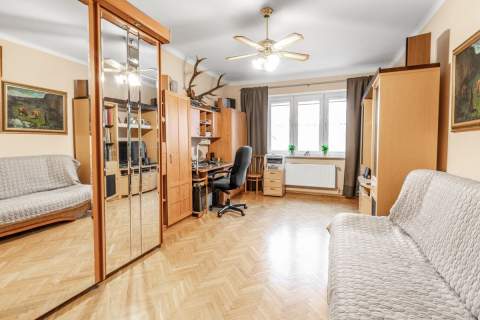 Centrum 3 pokoje, balkon, piwnica, 2 garaże