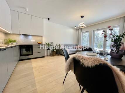 NOWY PIĘKNIE URZĄDZONY APARTAMENT Z OGRÓDKIEM 
