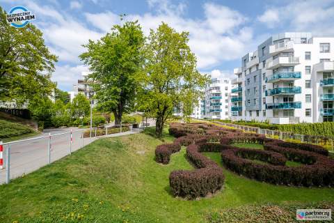 Apartament z widokiem na las, komórka i hala gar.