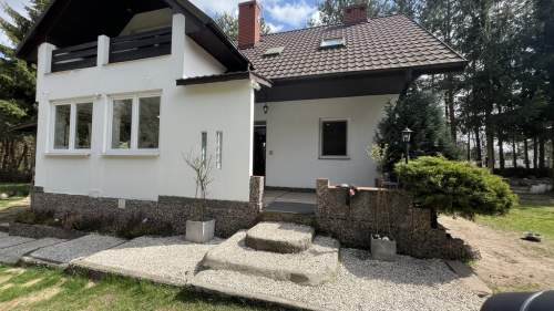 Dom, staw na działce dostęp do rzeki Barycz Stara.