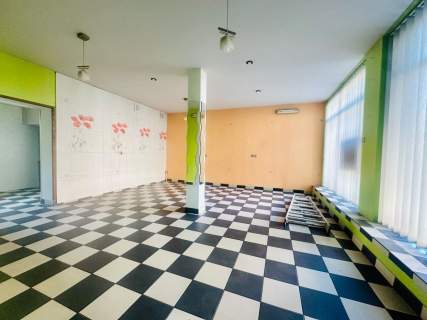 Lokal 60 m z witrynami blisko centrum Strzelina