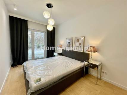 NOWY PIĘKNIE URZĄDZONY APARTAMENT Z OGRÓDKIEM 