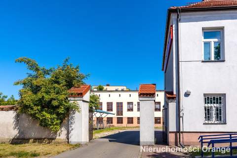 Duży budynek biurowy w centrum miejscowości