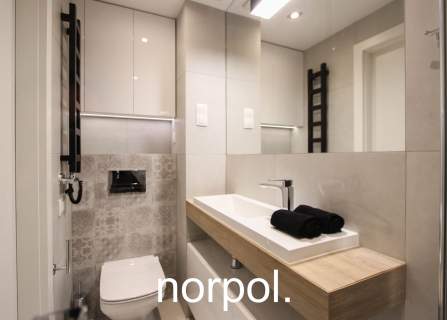 Nowoczesne studio z balkonem, BASEN I SIŁOWNIA W BUDYNKU