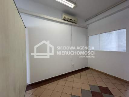 Lokal w centrum Rumi z witryną na parterze