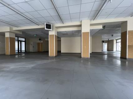 Do wynajęcia przestronny lokal handlowy