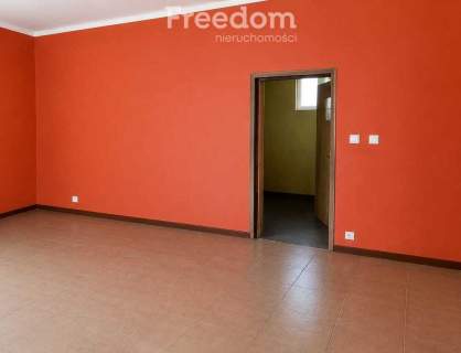 Budynek usługowo - mieszkalny w centrum Marzęcina.