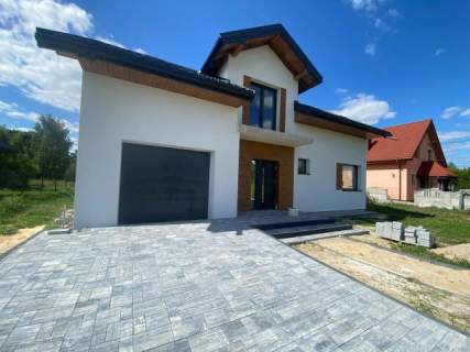 Wygodny i solidny z garażem w bryle gotowy