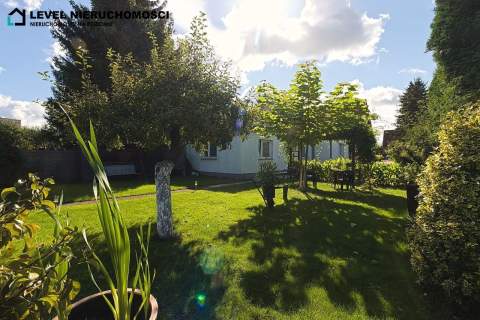 Dom w mieście z dużą działką