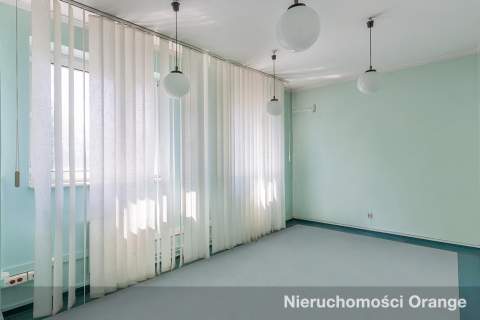 Budynek biurowy na dużej działce