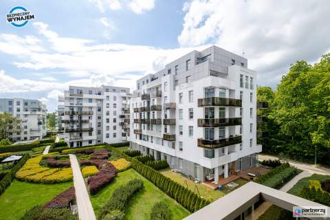 Apartament z widokiem na las, komórka i hala gar.