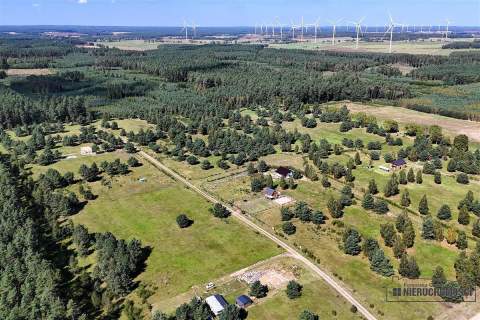 Budowlane nad jeziorem. Prąd, wodociąg, plaża.