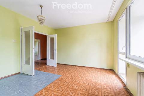 2-pokoje z dużym balkonem, piwnicą m. postojowe