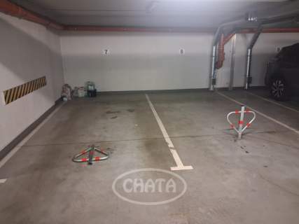 Dwa sąsiadujące miejsca postojowe - Jesionowa