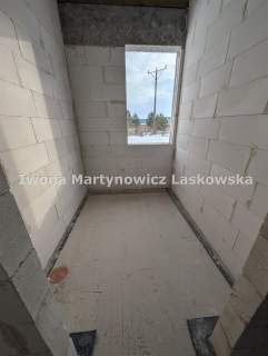Dom parterowy w otoczeniu rosnącego lasu - Wińsko