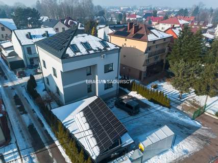 Budynek z 6 niezależnymi apartamentami.