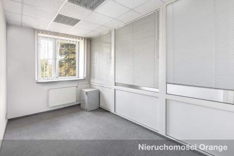 Duży budynek biurowy w centrum miejscowości